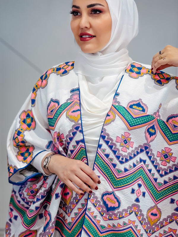 عباية مفتوحة باللون الأوف وايت مع تطريز أنيق