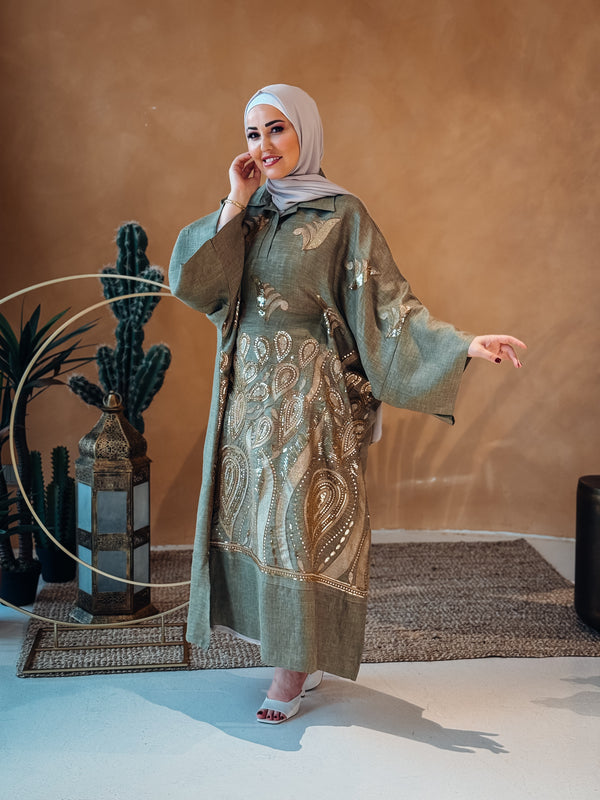 جلابية كويتية مطرزة باللون الزيتوني والذهبي