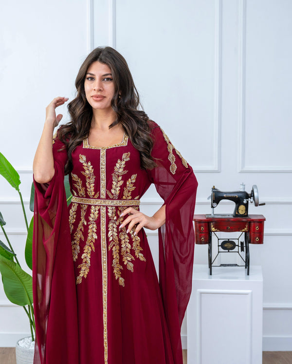 قفطان مغربي مطرّز بتفاصيل ذهبية وحزام على الخصر