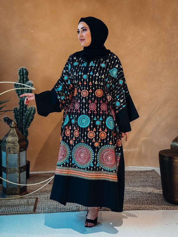 جلابية كويتية مطرزة بألوان زاهية