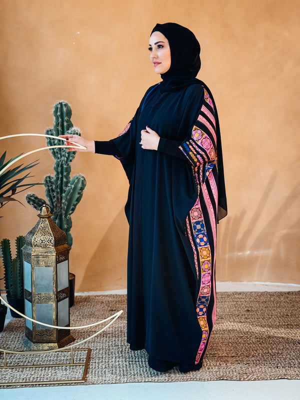 عباية بتصميم مطبوع على الظهر