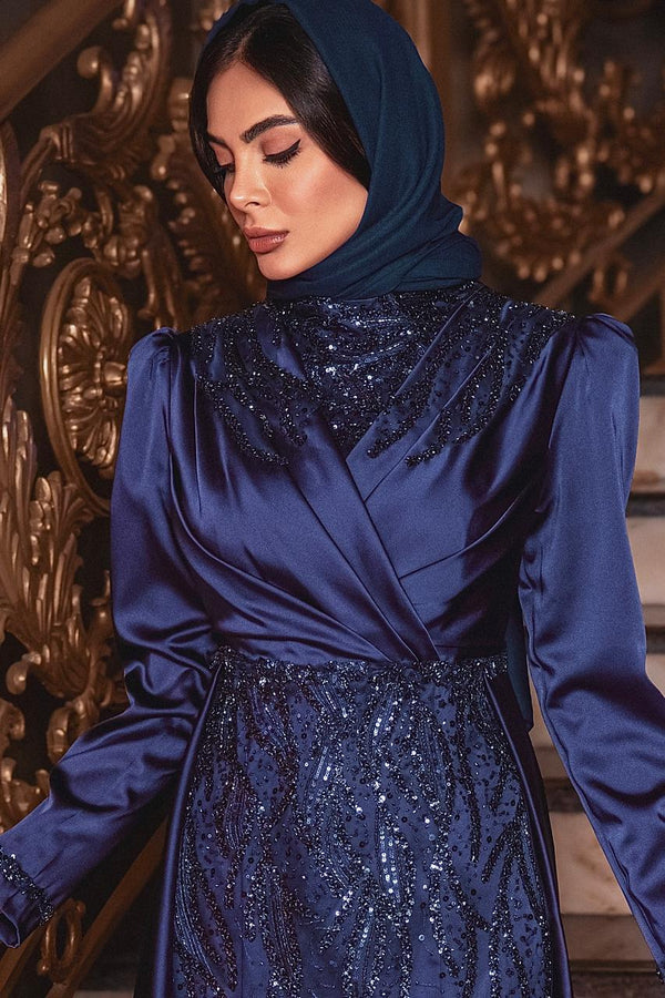 فستان سهرة ساتان كحلي بتطريز لامع