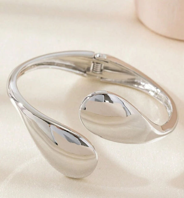 Minimalist Silver Cuff Bracelet – Water Drop Design