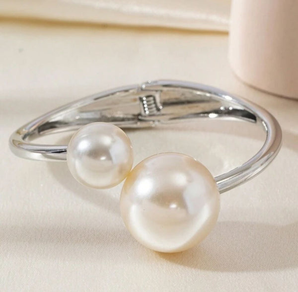 Elegant Silver Bracelet with Double Pearl Design